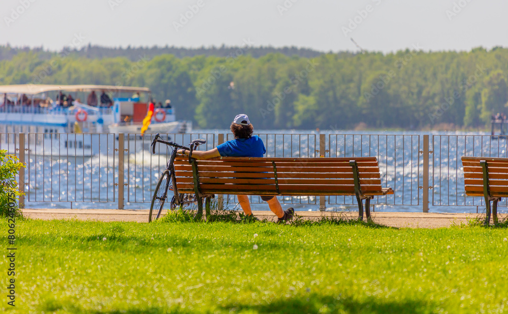 Berlin Friedrichshagen am Müggelsee - Berliner Freizeit Wochenende Sommerwetter - Erholung Freizeit am Müggelsee Radfahrer ruht sich aus auf Parkbank Ausflugsdampfer Berliner Gewässer erste Sommertage Berlin Friedrichshagen am Müggelsee - Berliner Freizeit Wochenende Sommerwetter - Erholung Freizeit am Müggelsee Radfahrer ruht sich aus auf Parkbank Ausflugsdampfer Berliner Gewässer erste Sommertage