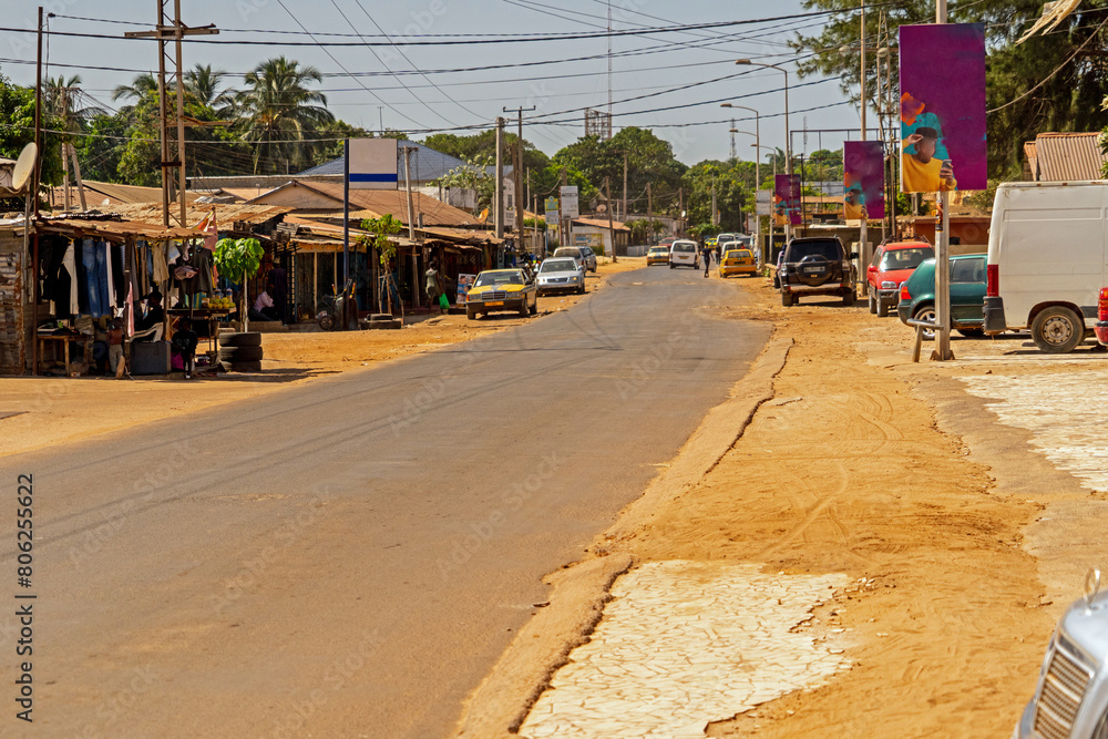 widok na tradycyjną ulicę w afrykańskim mieście,