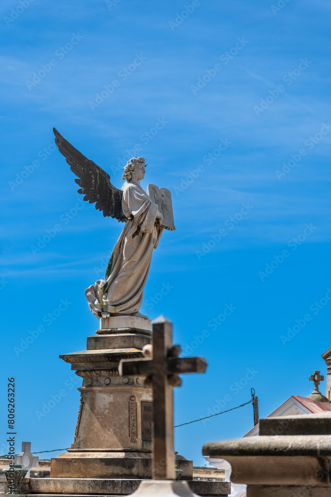 Engel auf einem Grabmal eines Friedhofs in Barcelona, Spanien