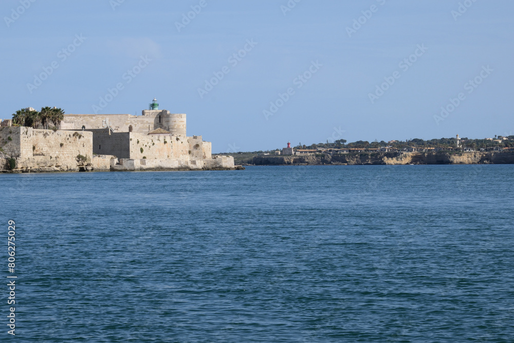 Siracusa (4): panoramica verso Castello Maniace e ingresso Porto Grande.