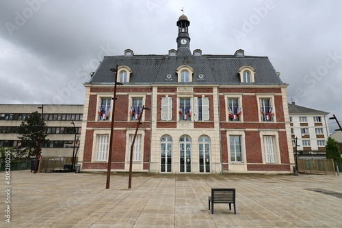 La mairie, vue de l'extérieur, ville de Noisy Le Grand, département de Seine Saint Denis, France photo