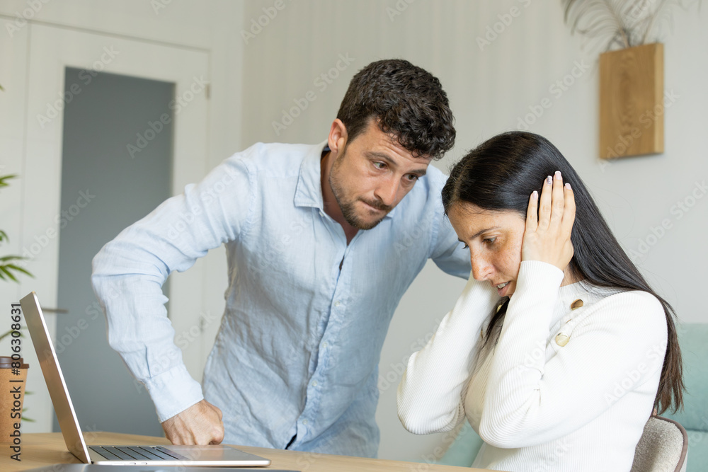 Obraz premium boss frightening a worker because he wants her to work faster