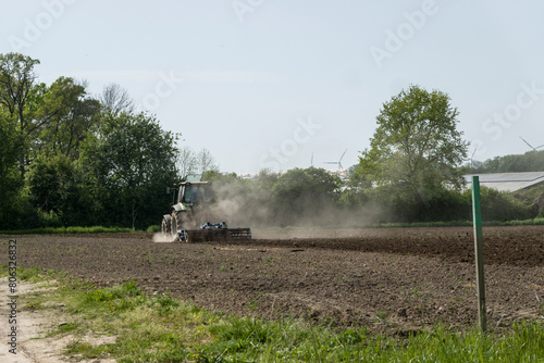 Landwirt beim Grubbern eines Feldes photo