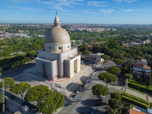 Vista aerea della Basilica di San Pietro e Paolo a Roma. photo