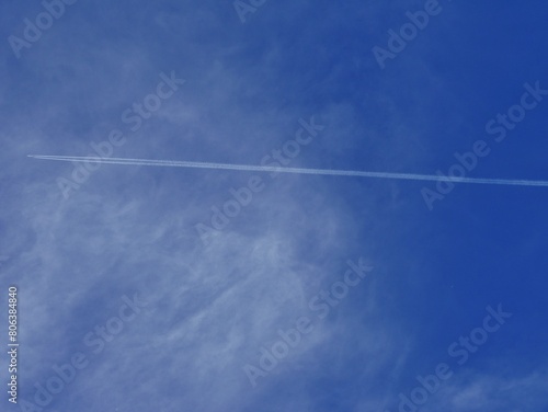 Kondensstreifen eines Flugzeugs am Himmel