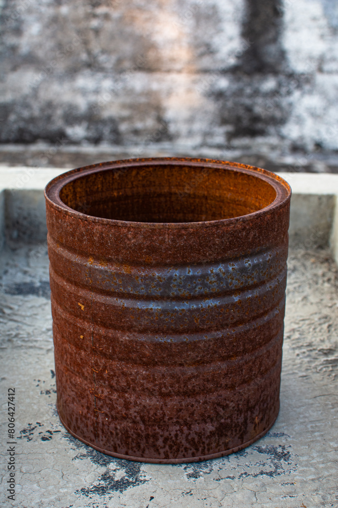 Rusty can metal corrugated canister