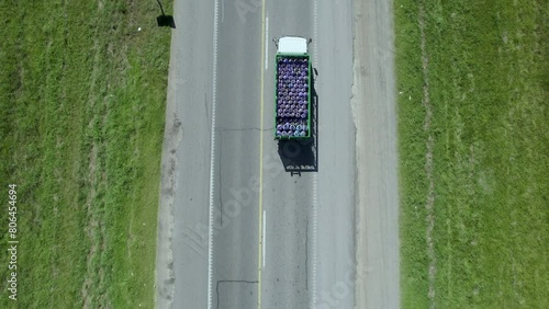 Camión de comercio lleva mercadería por la carretera, ruta, vista de dron. Día soleado. photo