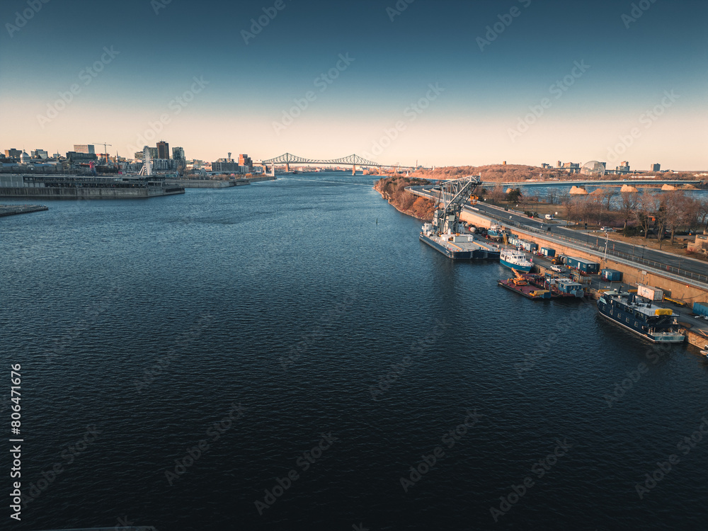 Fototapeta premium Downtown Montreal with its Old Port