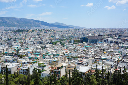 青空のもとのギリシャの中心地アテネの風景