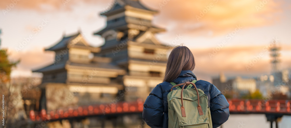 Obraz premium Woman tourist Visiting in Matsumoto, happy Traveler sightseeing Matsumoto Castle or Crow castle. Landmark and popular for tourists attraction in Matsumoto, Nagano, Japan. Travel and Vacation concept