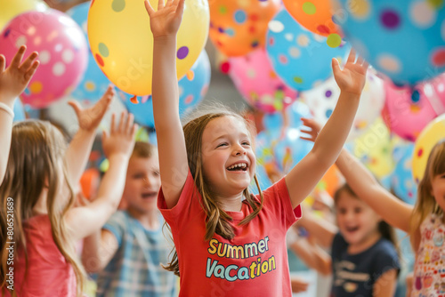 Foto de crianças comemorando animadamente o fim das aulas e o início das férias de verão, transmitindo alegria e entusiasmo pelo período de descanso e diversão photo