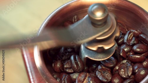 手動コーヒーミルでコーヒー豆を挽いているシーン photo