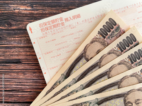 通帳と5万円　貯蓄イメージ photo