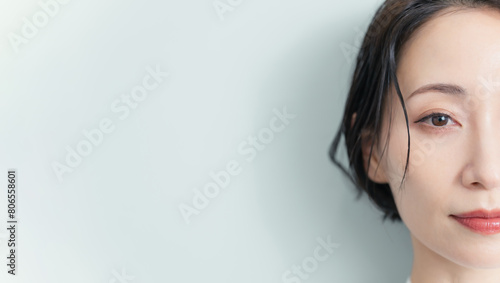 ミドル女性のビューティーポートレート　スキンケア　コスメ photo