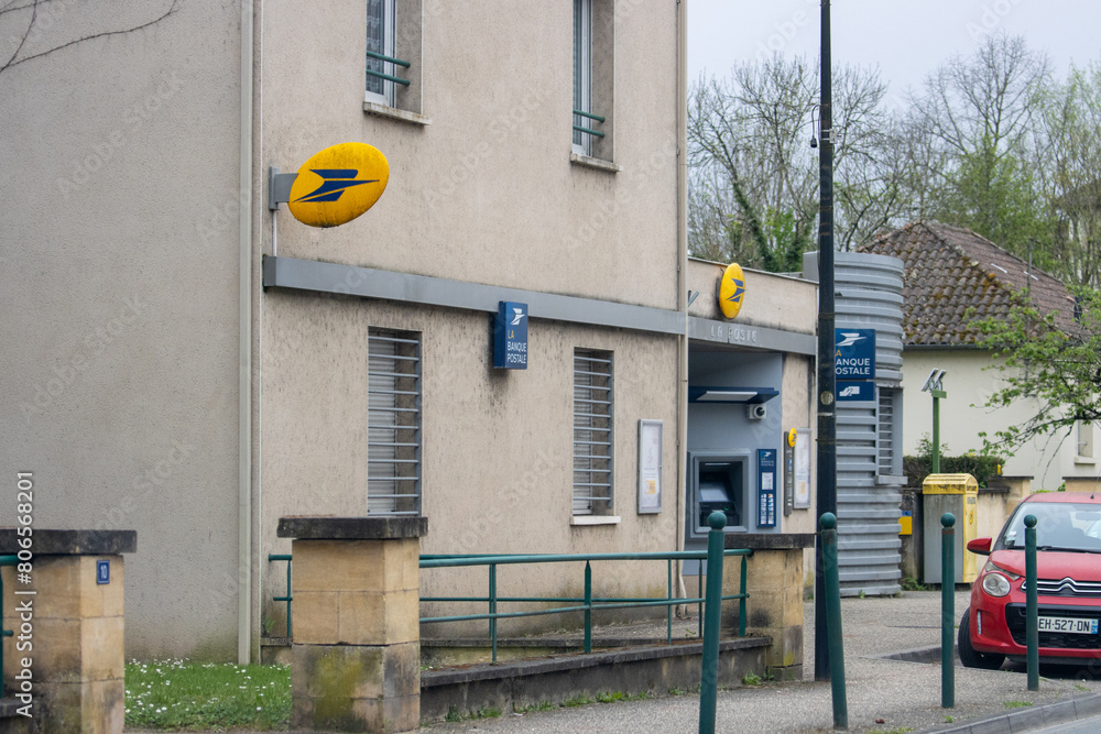 France, 07 April 2024 Deutsche Post office building with brand logos in France StockFoto