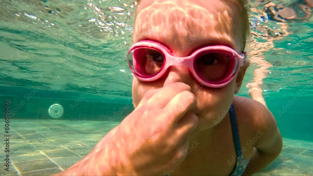 Vidéo Stock Girl swimming underwater in the pool. Cute little girl with ...