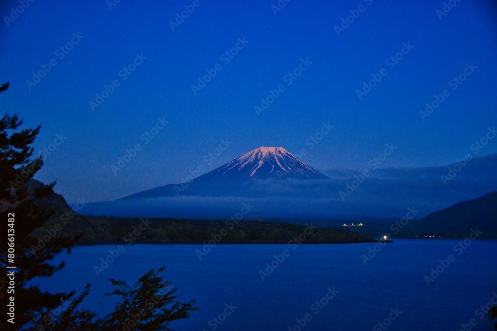 Fototapeta premium 夜の本栖湖と富士山