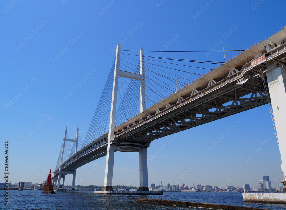 Obraz premium 大黒ふ頭から望む横浜ベイブリッジ
