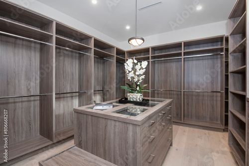 Foto Spacious walk-in closet with ample storage in a modern new construction home in