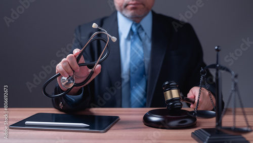 Φωτογραφία In courtroom, the lawyer argues for justice, presenting evidence to the judge and jury, while the doctor provides expert testimony regarding medical legislation and hospital procedures