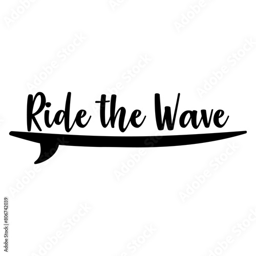 Logo club de surf. Texto Ride the Wave sobre silueta de tabla de surf