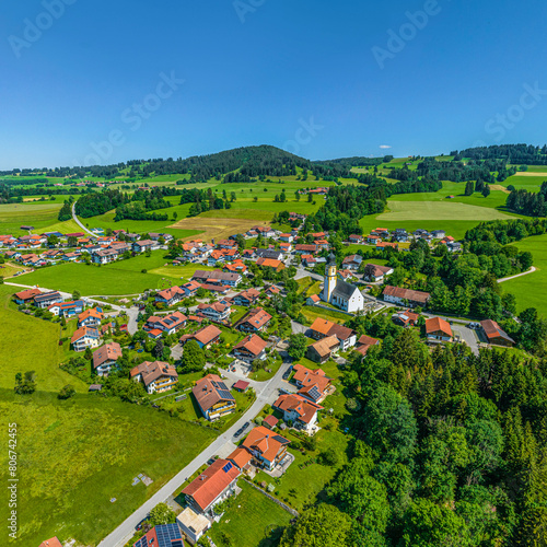 Ausblick auf Peterthal und den Rottachsee im Oberallgäu im Frühsommer