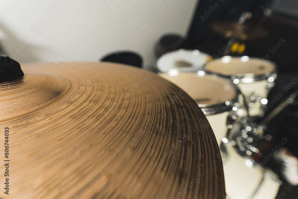 Obraz premium Close-up of drum bronze cymbal plate in music studio. High quality photo