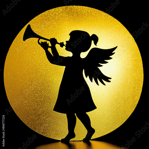 ラッパを吹く天使の幼女のシルエットのゴールド素材アイコンイラスト　黒背景の切り抜き
