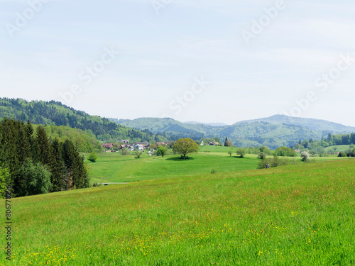 Rund um Weitenau (Steinen) im grünen Schwarzwald. Ausblick auf die Weiler Fahrnbuck und Schillighof mit Gersbacher Berge und die Hohe Möhr am Horizon