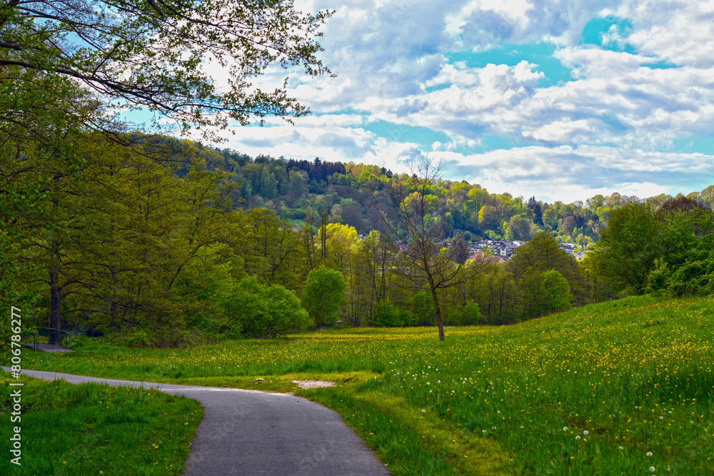 Wanderweg im Kurpark von Bad Orb (Hessen, Deutschland)