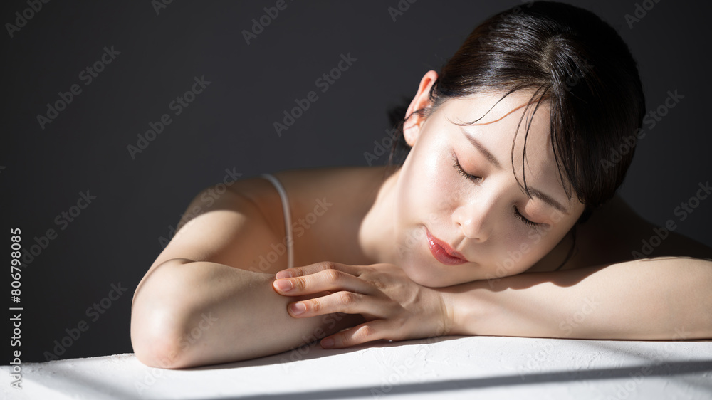 Obraz premium っぽい美容やビューティー、睡眠などの若い女性のうつ伏せクローズアップで目を閉じる 背景がグレー