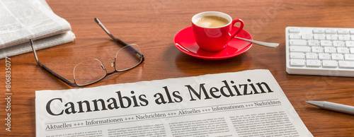 Zeitung auf Schreibtisch - Cannabis als Medizin photo