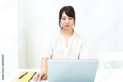 パソコンで家計簿をつける女性