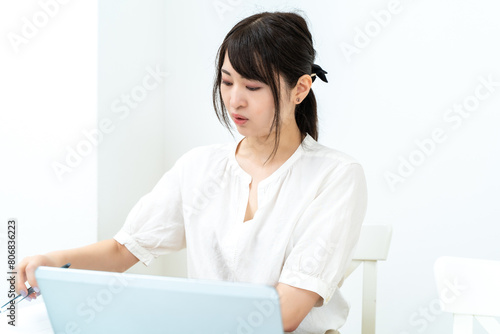 パソコンで家計簿をつける女性