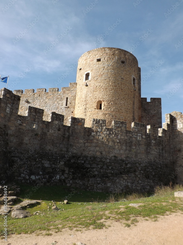 castillo medieval con muros y torre en la naturaleza