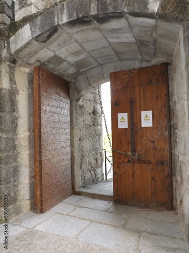 portón salida muro puente castillo medieval © luciernaga_azul