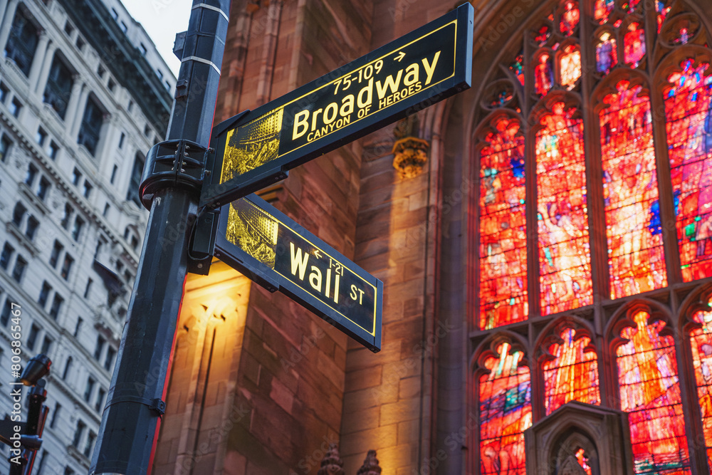 Obraz premium Wall Street sign in New York in the evening.