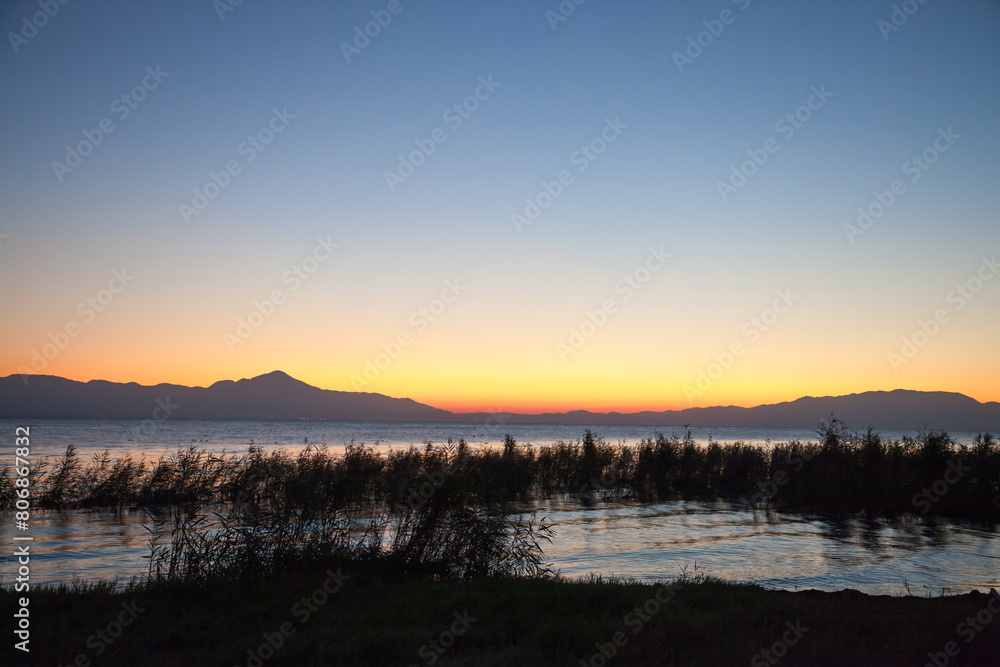 夜明けの琵琶湖