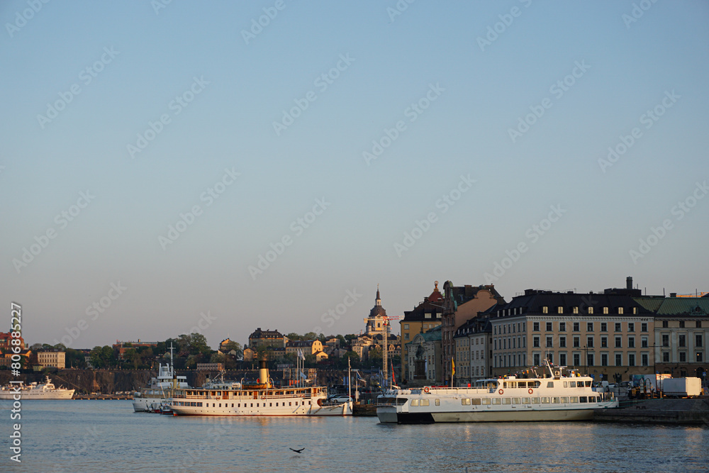 Obraz premium View of a city by the river