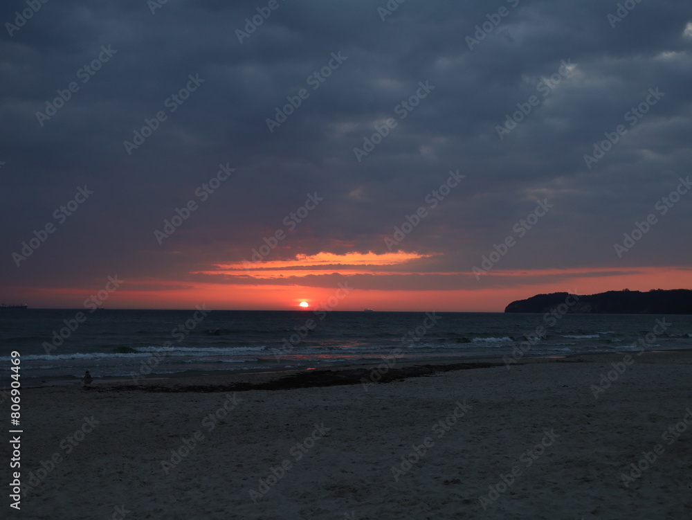 Sonne, Sonnenaufgang mit Wellen und Strand, Insel Rügen, Ostsee, Ostseebad Binz, Mecklenburg Vorpommern, Deutschland	