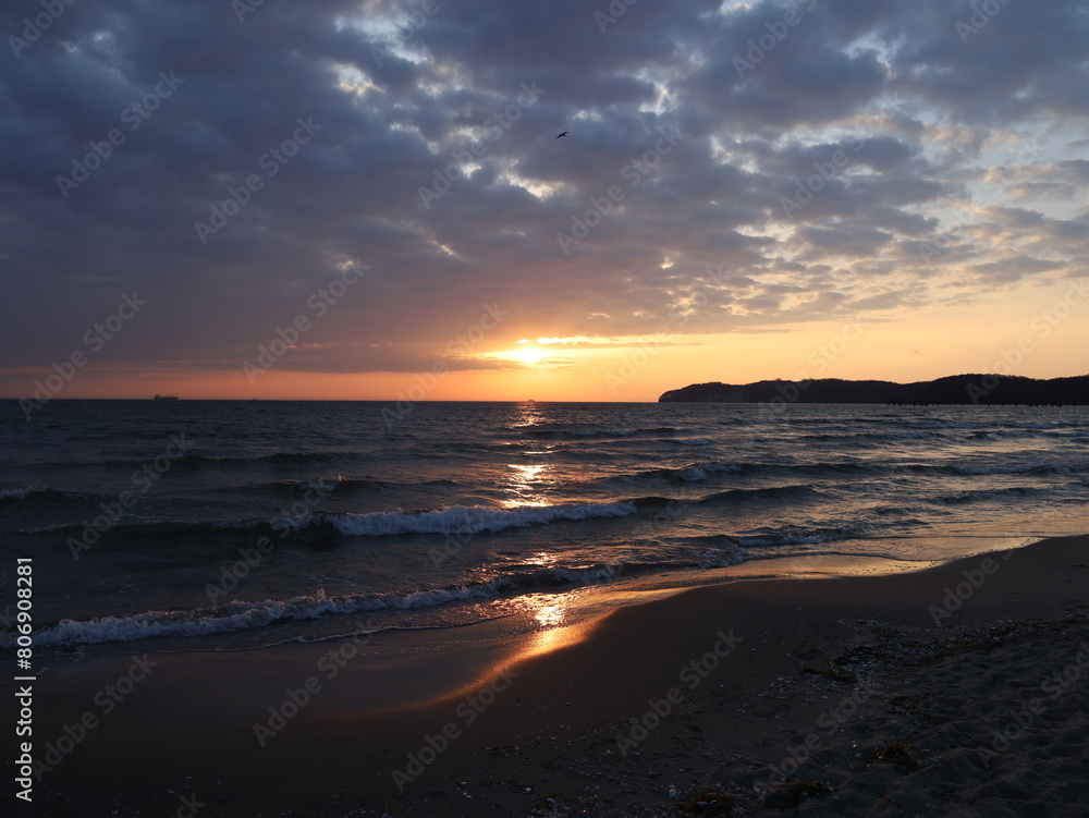 Sonnenaufgang an der Ostsee, Strand auf der Insel Rügen, Ostseebad Binz, Mecklenburg Vorpommern, Deutschland