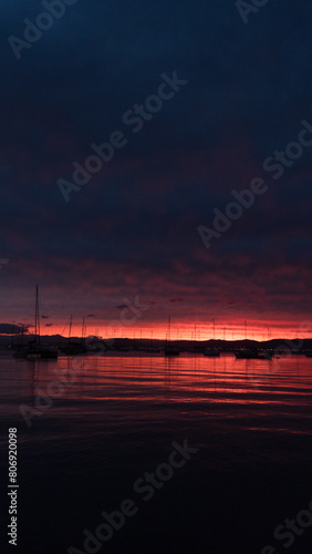 Por do Sol Vermelho Santo Antônio de Lisboa Florianópolis Brasil Vista Cênica Horizonte Costeiro Paisagem Hora Dourada Natureza Reflexo Beira-mar Romântico Colorido Atmosférico Crepúsculo Idílico