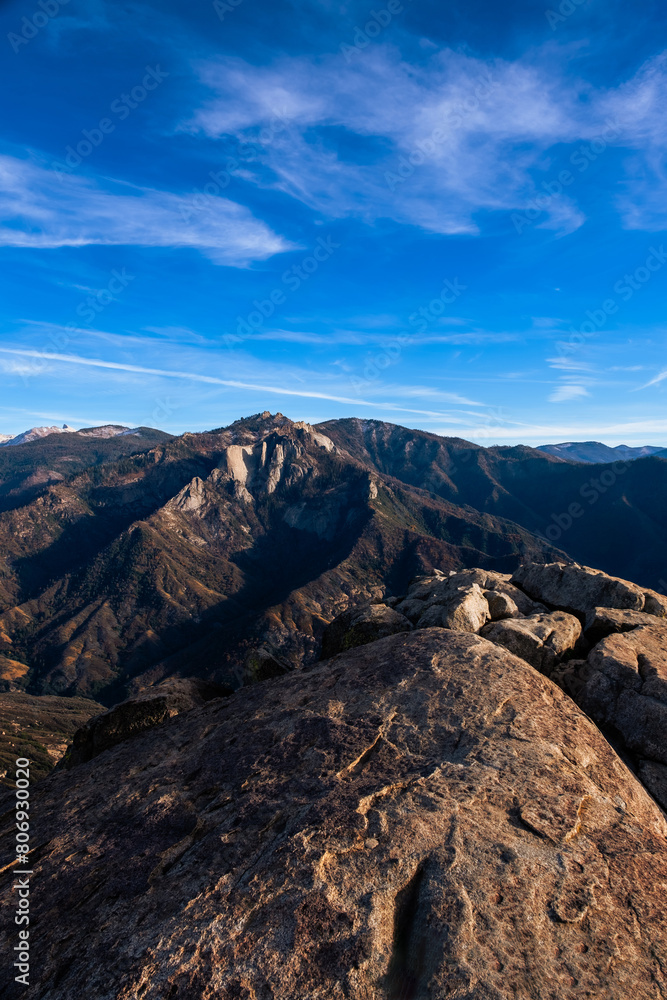 Naklejka premium Beautiful view of mountains and Moro Rock view of the Sequoia National Park. California