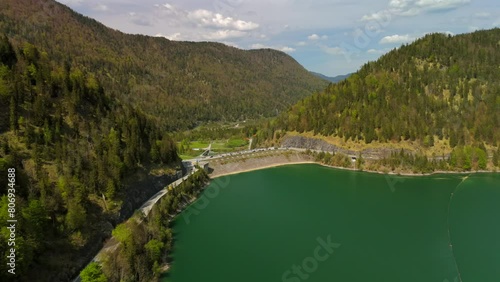 Wallpaper Mural Staudamm am Sylvensteinspeichersee und der Sylvensteinsee in Bayern, Deutschland Lenggries. Dam and observation deck on a large reservoir Sylvensteinsee in Bavaria, Germany on sunny spring day.  Torontodigital.ca