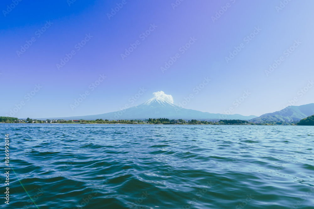 河口湖の船の上から見る美しい富士山