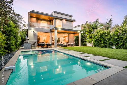 Fotografie Exterior shot of a Modern New Construction Home in Los Angeles.