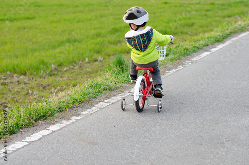 自転車に乗る子供