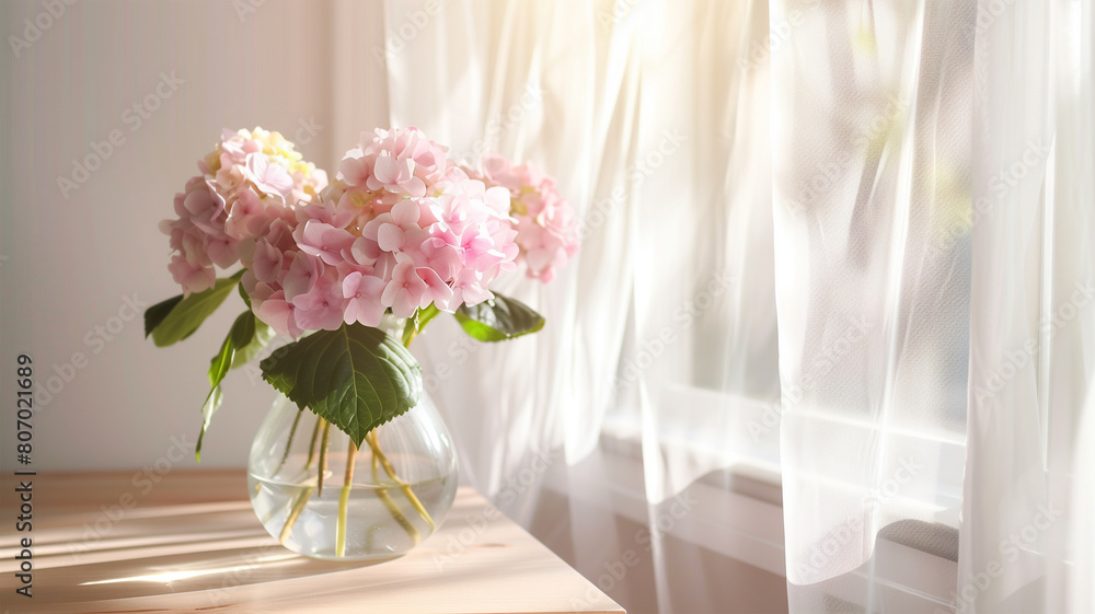 紫陽花が入った花瓶の置かれたテーブル 紫陽花が入った花瓶の置かれたテーブル