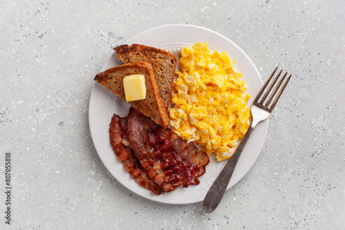 Obraz na płótnie traditional scrambled egg breakfast with bacon and toast w salonie