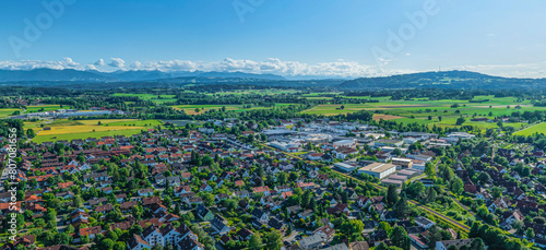 Blick über Weilheim im Alpenvorland in Oberbayern zum Alpenrand